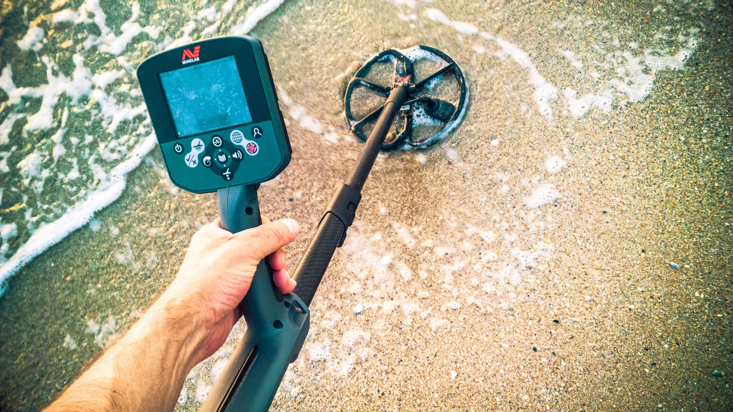 Australian pro metal detector Minelab CTX 3030 at the beach